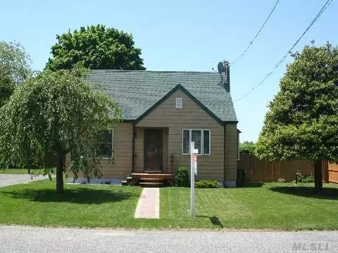 16 Bridge Ave, Patchogue, NY 11772 photo 1
