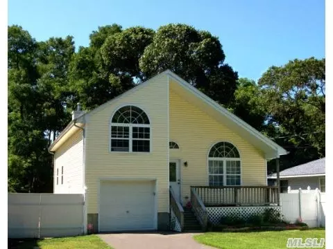 110 Eleanor Ave, Mastic, NY 11950 photo 1