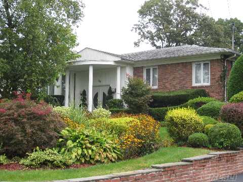 70 Hofstra Dr, Plainview, NY 11803 photo 1