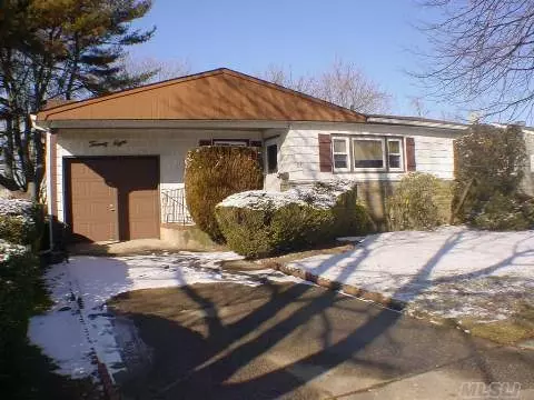 28 Cynthia Ln, Plainview, NY 11803 photo 1
