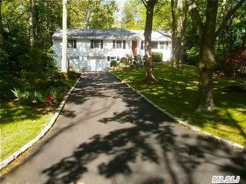 9 Ingelore Ct, Smithtown, NY 11787 photo 1