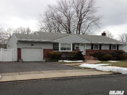 18 Edison Dr, Plainview, NY 11803 photo 1