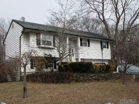 39 Circle Dr, Patchogue, NY 11772 photo 1