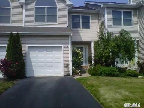 3504 Willow Pond Dr, Riverhead, NY 11901 photo 1