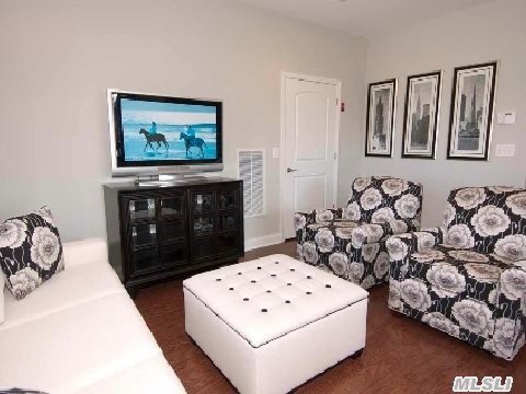 60 Barley Ln, Patchogue, NY 11772 photo 1