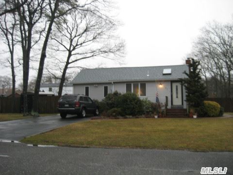 123 Pine St, Patchogue, NY 11772 photo 1