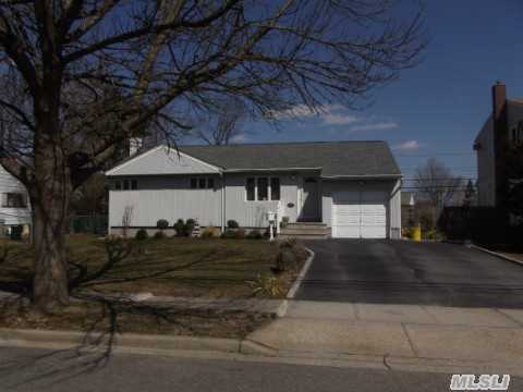 31 Grohmans Ln, Plainview, NY 11803 photo 1