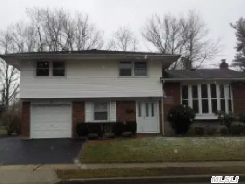 19 Gilbert Ln, Plainview, NY 11803 photo 1