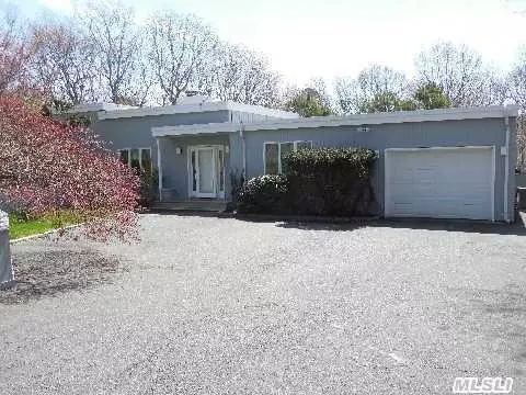 6 Stuart Ct, Hampton Bays, NY 11946 photo 1