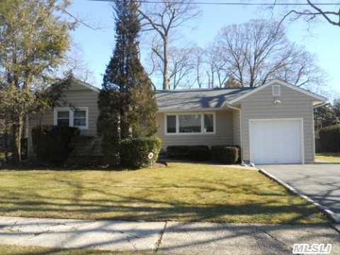 2 Sagamore St, Plainview, NY 11803 photo 1