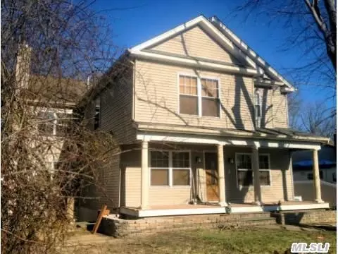 9 Strafford St, Mastic, NY 11950 photo 1