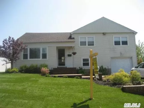 10 Clearwater Dr, Plainview, NY 11803 photo 1