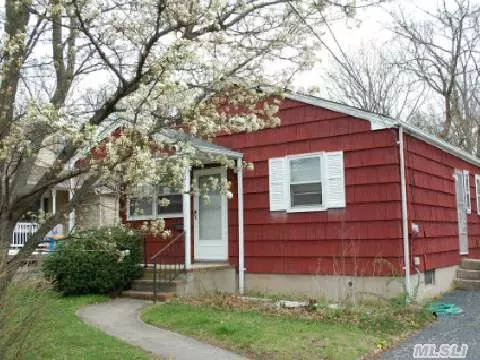 221 Wilson Blvd, Islip, NY 11751 photo 1