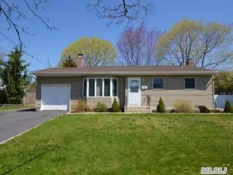 94 Roxbury Dr, Commack, NY 11725 photo 1
