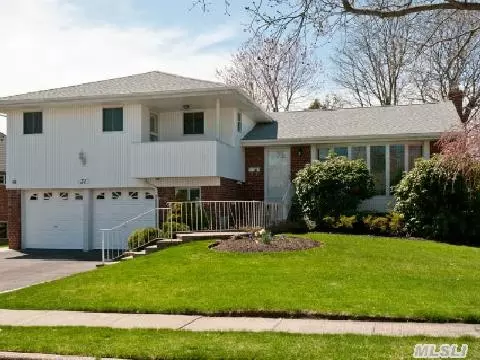 31 S Oaks Blvd, Plainview, NY 11803 photo 1