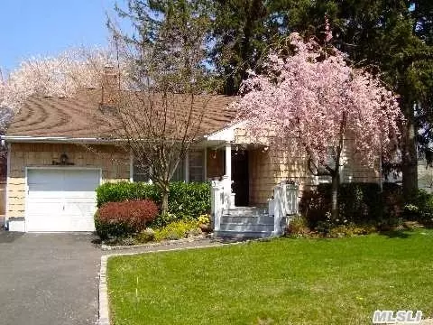 19 Azalea Ct, Plainview, NY 11803 photo 1