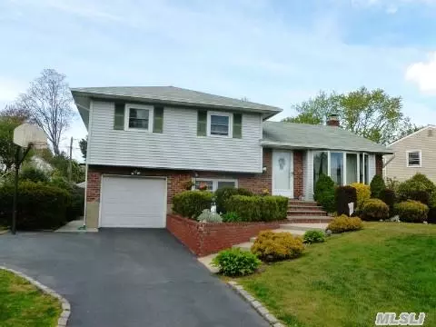 12 Blue Spruce Ln, Commack, NY 11725 photo 1