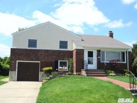 134 Orchard St, Plainview, NY 11803 photo 1