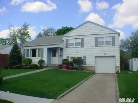 93 Briarwood Ln, Plainview, NY 11803 photo 1