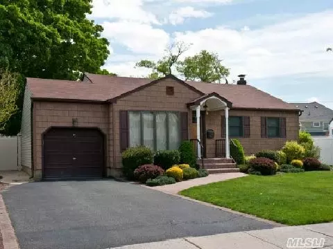 34 Wensley Rd, Plainview, NY 11803 photo 1
