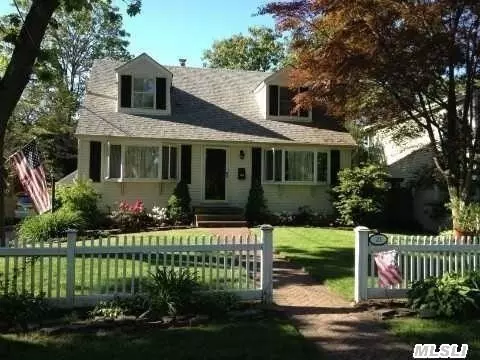 23 Wilson Dr, Babylon, NY 11702 photo 1