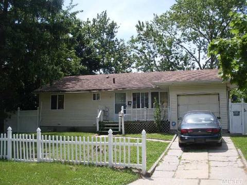18 Elm St, Central Islip, NY 11722 photo 1
