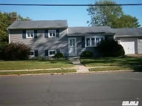 74 Maple Dr, Lindenhurst, NY 11757 photo 1