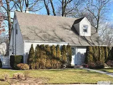 17 Pine Ln, Valley Stream, NY 11581 photo 1