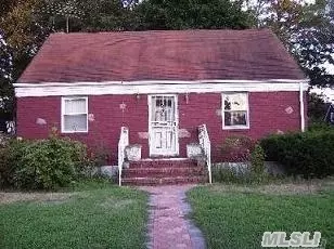 87 Circle Dr, Hempstead, NY 11550 photo 1