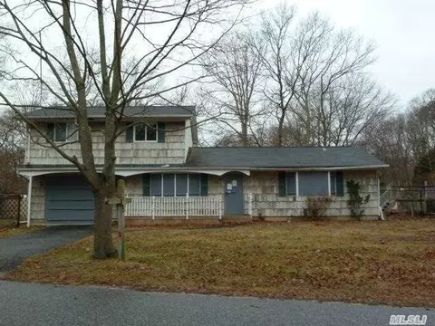 54 Clover St, Mastic, NY 11950 photo 1