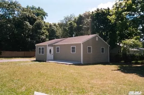 50 Sharp St, Patchogue, NY 11772 photo 1