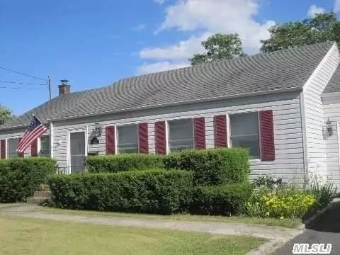241 Riverside Dr, Riverhead, NY 11901 photo 1