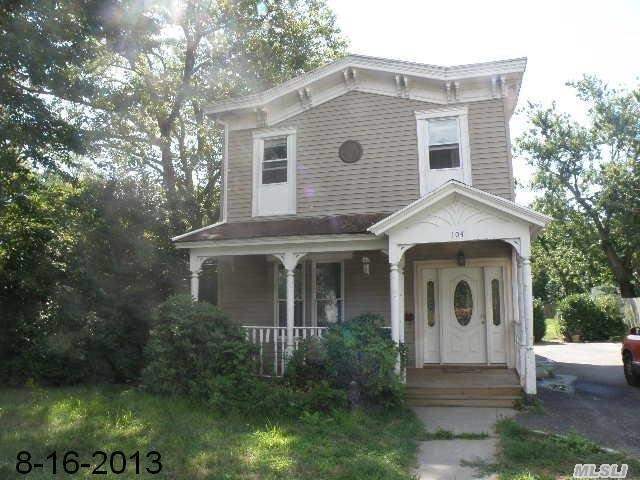 104 Oak St, Patchogue, NY 11772 photo 1