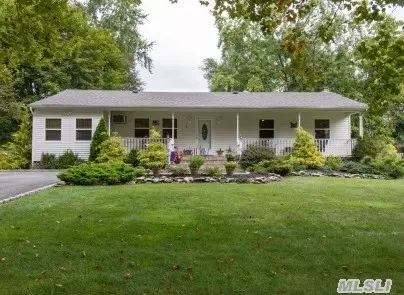 5 Pawnee Dr, Commack, NY 11725 photo 1