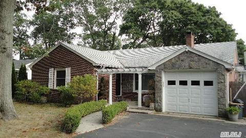 189 Ackerly St, Riverhead, NY 11901 photo 1