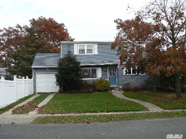 68 Pond Pl, Babylon, NY 11702 photo 1
