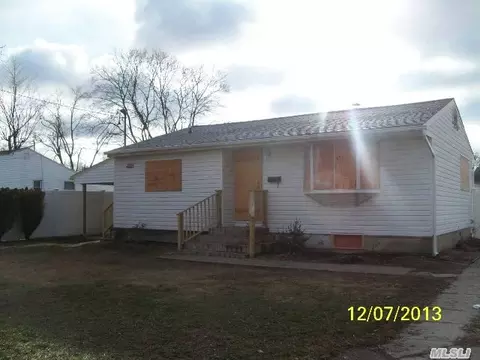 30 E Beech St, Central Islip, NY 11722 photo 1