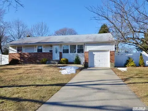 28 Bluegrass Ln, Commack, NY 11725 photo 1