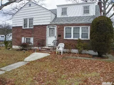 41 Cornell St, Islip, NY 11751 photo 1