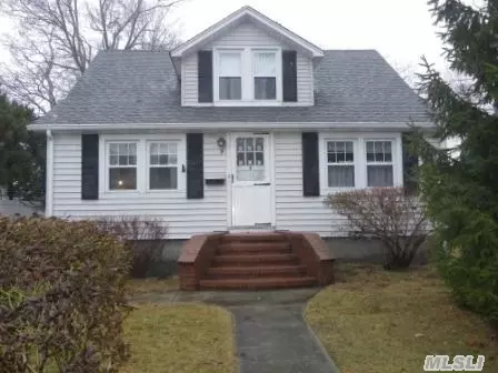 9 Hemlock St, Islip, NY 11751 photo 1