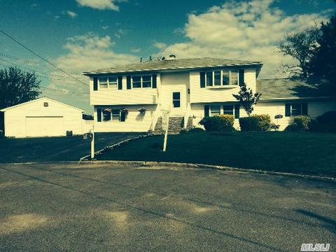 10 Gale Ct, Patchogue, NY 11772 photo 1