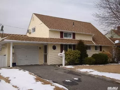 8 Raspberry Ln, Levittown, NY 11756 photo 1