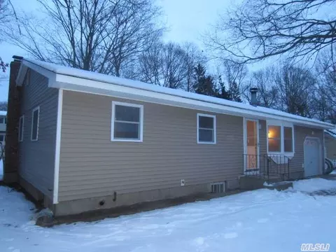 133 Phyllis Dr, Patchogue, NY 11772 photo 1