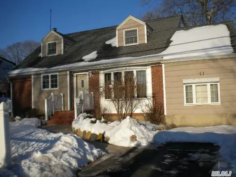 11 Grohmans Ln, Plainview, NY 11803 photo 1
