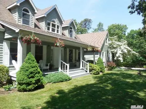 6 Hildreth Rd, Hampton Bays, NY 11946 photo 1