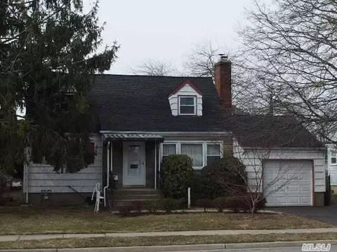 8 Shelley Ct, Plainview, NY 11803 photo 1