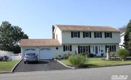 7 Waters Edge Ct, Babylon, NY 11702 photo 1