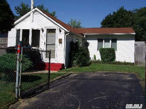55 Buena Vista Blvd, Lindenhurst, NY 11757 photo 1
