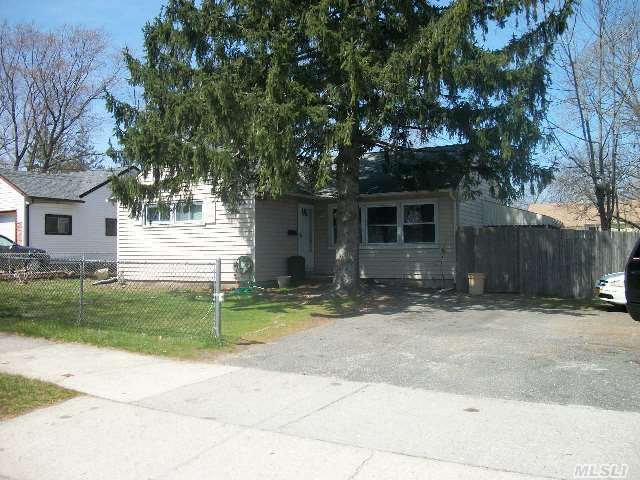 7 Poplar St, Central Islip, NY 11722 photo 1