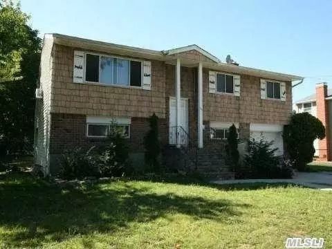96 Pine St, Islip, NY 11751 photo 1